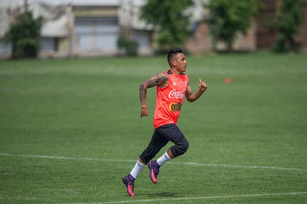 Peru's footballer Christian Cueva takes part in a training session in Lima on November 12, 2016, ahead of the WC 2018 qualifier match against Brazil. / AFP / ERNESTO BENAVIDES (Photo credit should read ERNESTO BENAVIDES/AFP/Getty Images)
