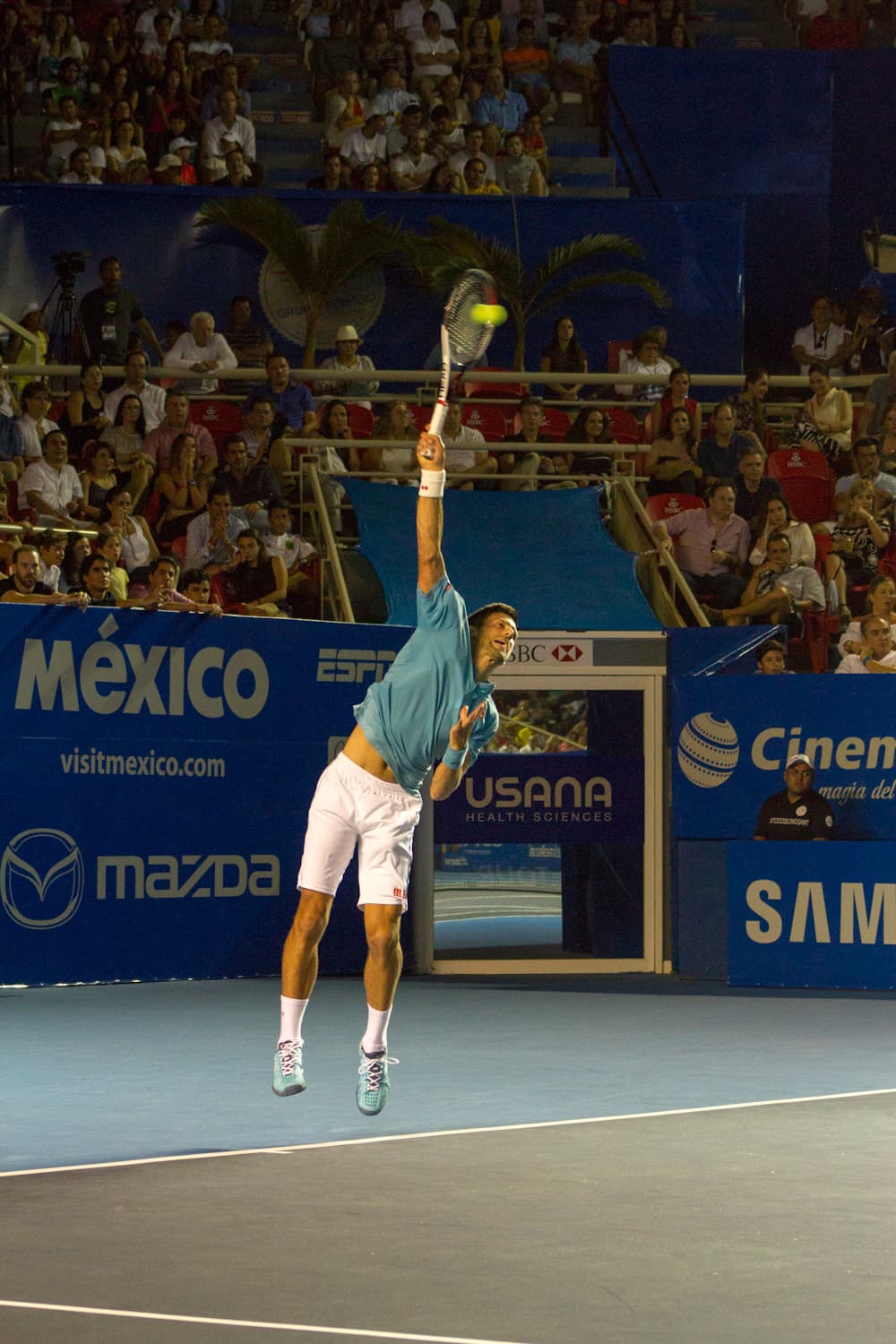 Nick Kyrgios eliminó al favorito del Abierto Mexicano, el serbio Novak Djokovic, número dos en la siembra de la ATP. El australiano dio una demostración de potencia y precisión con su saque que se tradujo en 25 aces para acceder a las Semifinales.