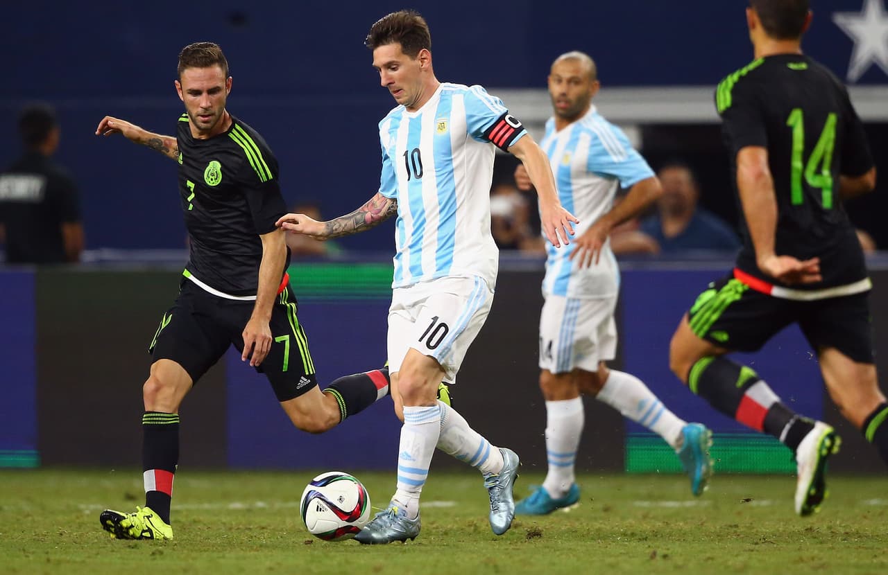 Leo Messi jugando un amistoso contra México