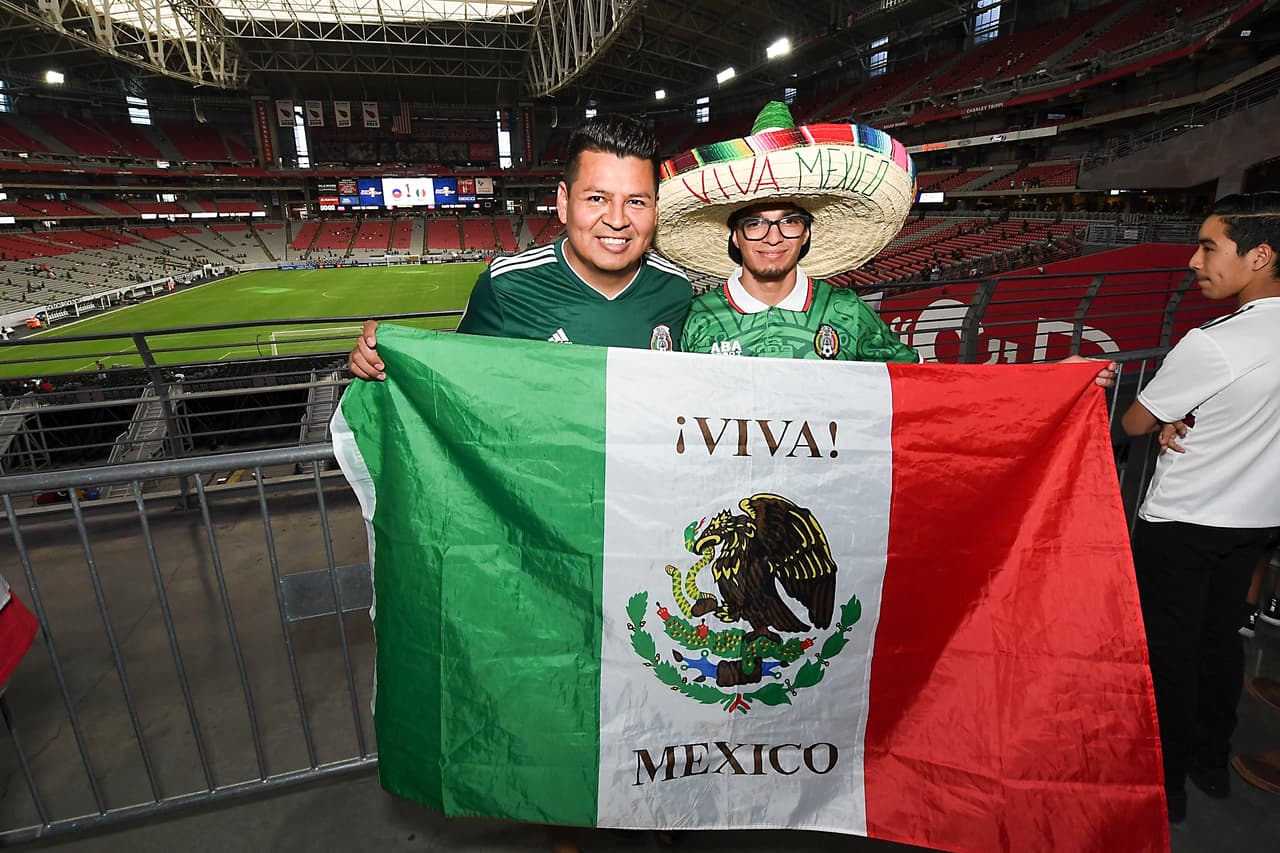 Un gran ambiente era el que estaban cocinando las aficiones de México y Haití previo a su importante partido por la Semifinal de la Copa Oro 2019 en el University of Phoenix Stadium en la ciudad de Glendale, Arizona. Evidentemente la afición del Tri fue una abrumadora mayoría que le dio una tonalidad esmeralda a las gradas de la casa de los Cardinals.