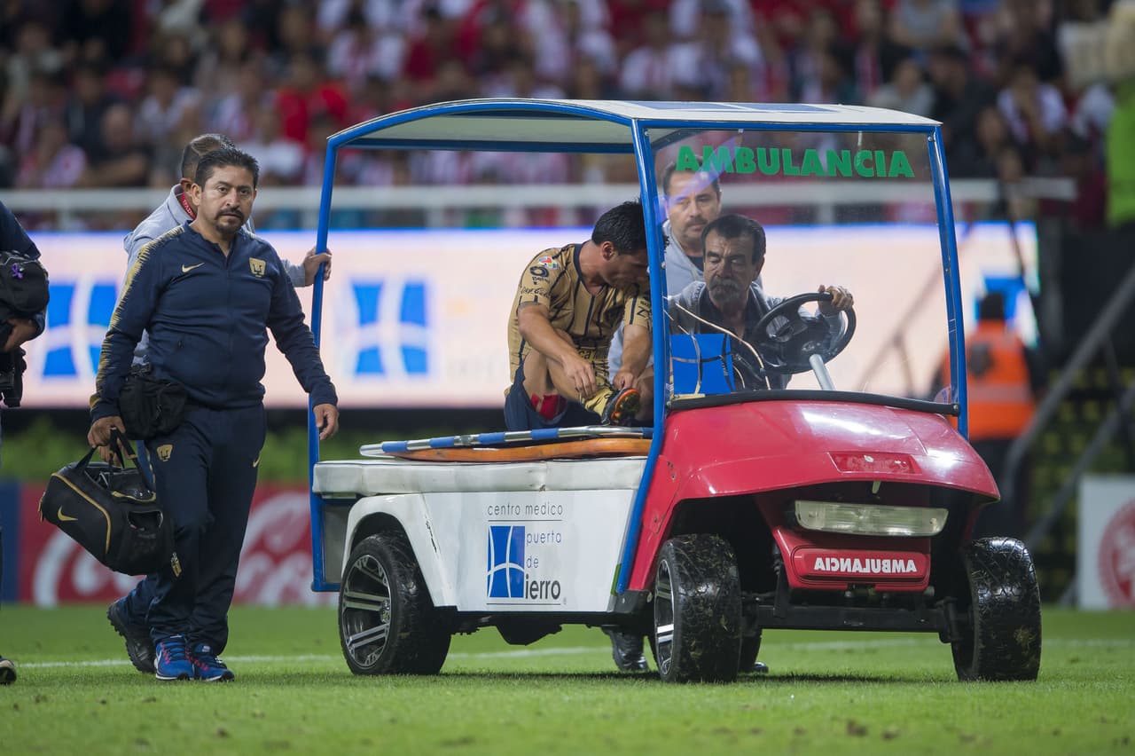 A los 68 minutos el autor del primer gol de los Pumas salió lastimado y debió ser cambiado por Carlos gabriel González. El argentino Alustiza tuvo un tirón en el muslo.