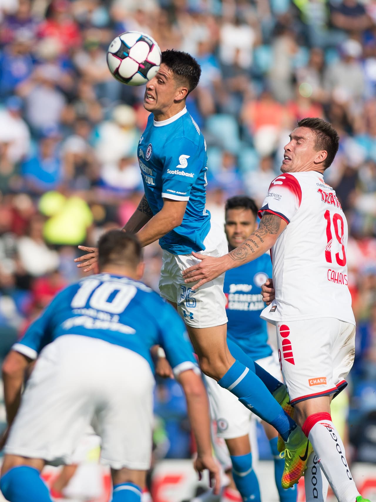Cruz Azul es un carrusel futbolístico y anímico, lo mismo cae estrepitosamente que gana con contundencia como ante Veracruz. Con ellos nunca se sabe, pero la exhibición ante los Tiburones al menos fue espectacular.