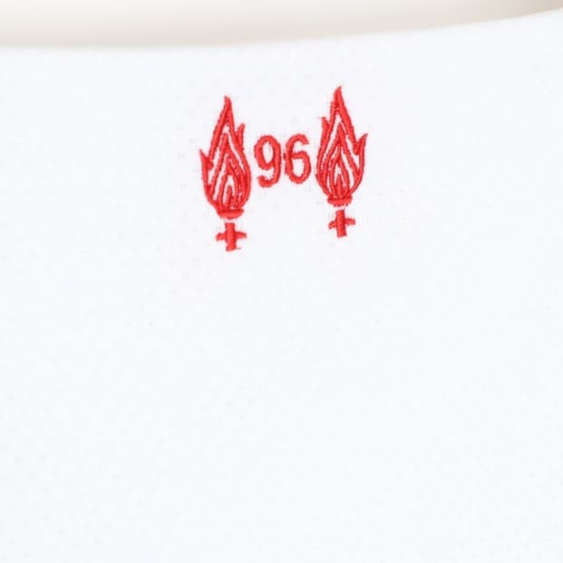 El nuevo campeón de la UEFA Champions League ha dado a conocer su segunda piel para la siguiente temporada en la que no solo tendrá el reto de sostener su corona europea, sino pelear por ganar la Premier. Este kit será blanco con algunos detalles rojos y azules oscuros.