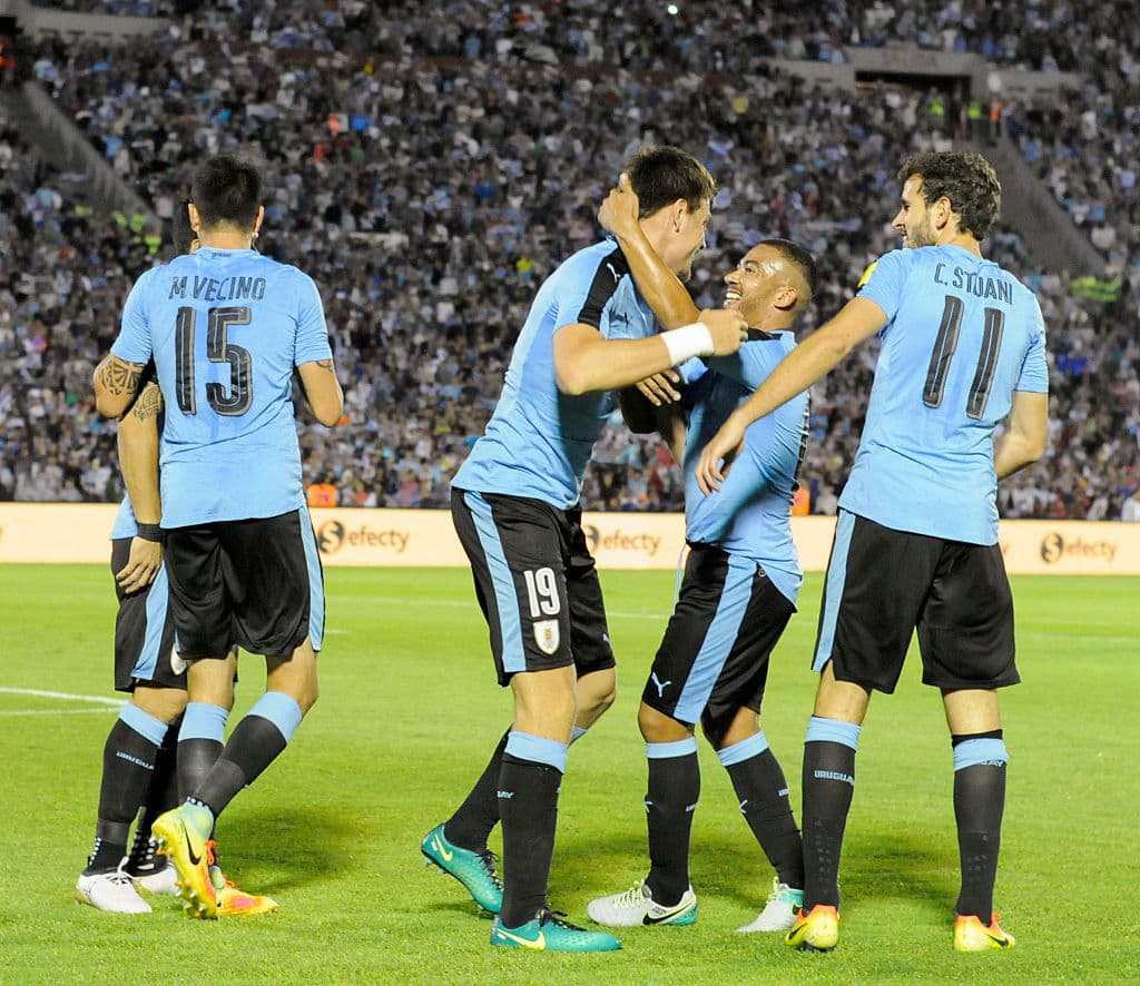 Uruguay venció 2-1 a Ecuador y mantuvo su paso firme rumbo a Rusia 2018