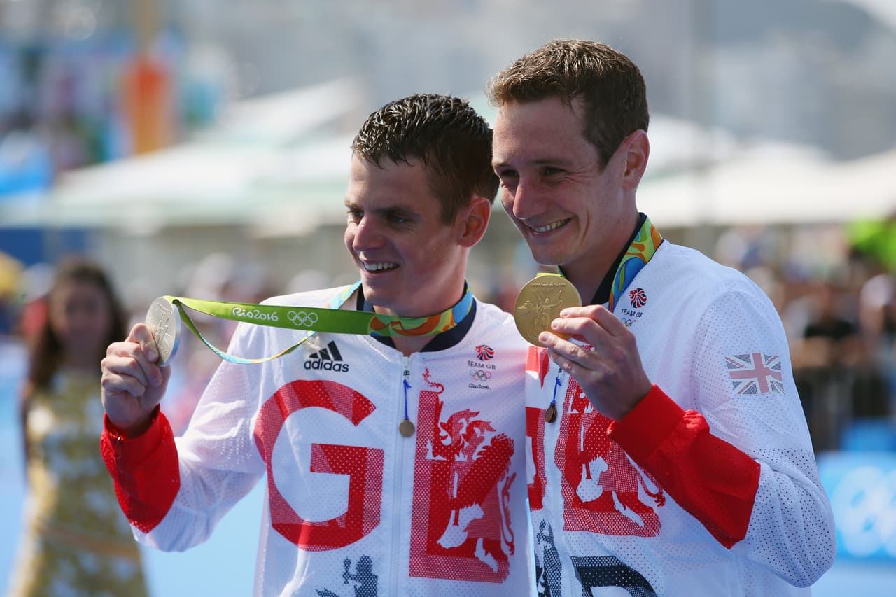 Hermanos británicos Alistair y Jonathan Brownlee se quedan con oro y plata en el triatlón