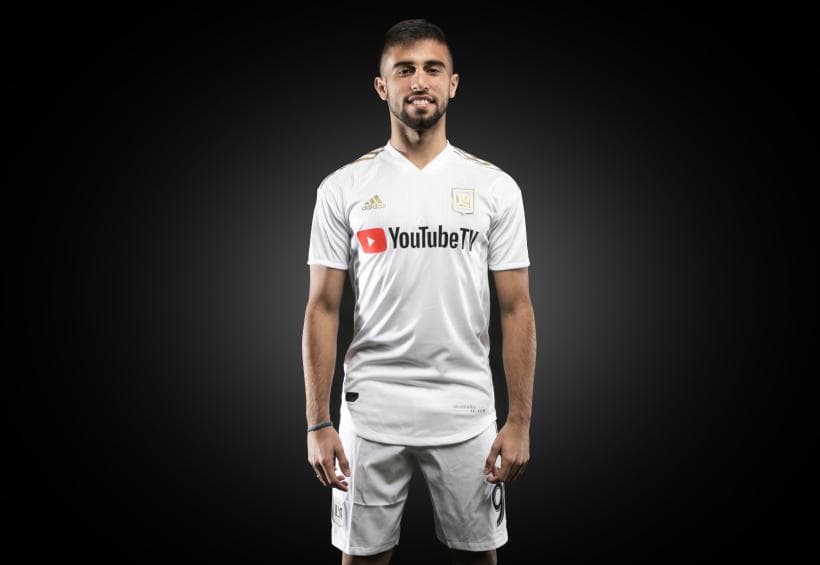 El uniforme alternativo será contrastante al de local, ya que en lugar de ser todo negro, será todo blanco.