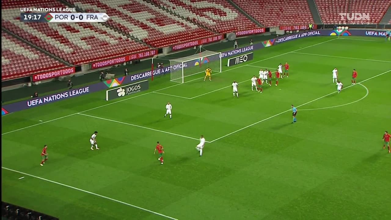 ¡TIRO ATAJADO! disparo por Bruno Fernandes.