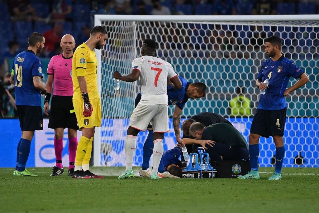 Italia golea a Suiza 3-0 y asegura ya su pase a octavos de final de la Euro 2020. Locatelli propinó un doblete, mientras que Immobile aportó un gol para su victoria. La escuadra 'Azurra' no ha recibido goles desde el 14 de octubre del 2020.