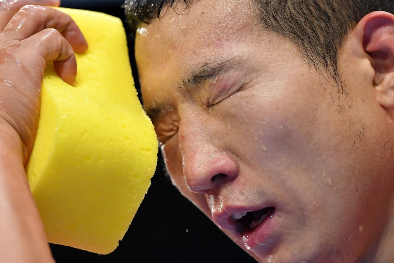 Un baño de esponja en pleno combate de boxeo es vital para mantener la energías intactas.