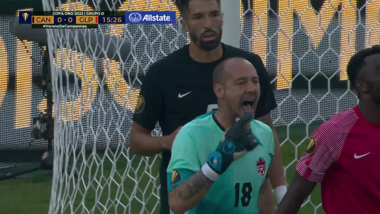 ¡TIRO ATAJADO! disparo por Thierry Ambrose.