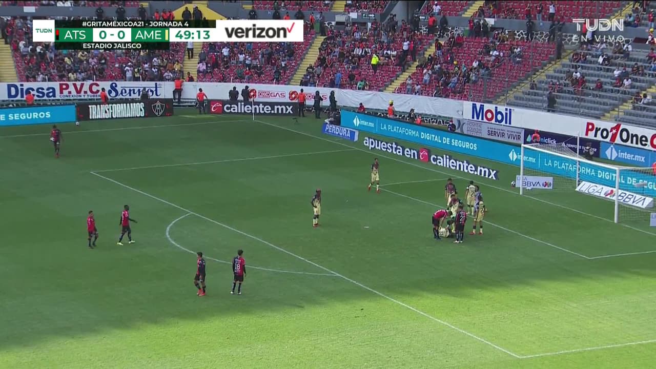 ¡TIRO ATAJADO! disparo por Julián Quiñones.