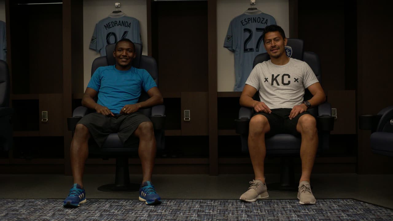 Roger y el Colombiano Jimmy Medranda, sentados en el lujoso camerino del Sporting, en las entrañas del estadio.