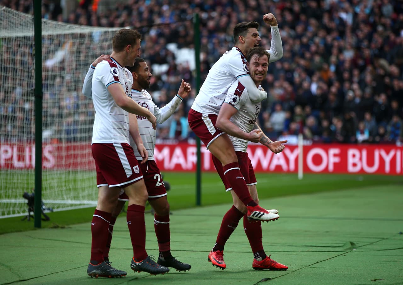 Aplausos, jugadores del Burnley protegieron a niños en su banca durante disturbios