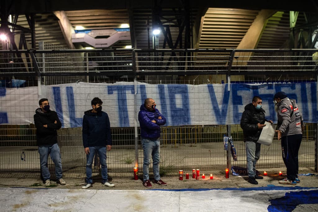 Así viven la muerte de Diego Armando Maradona en San Paolo.