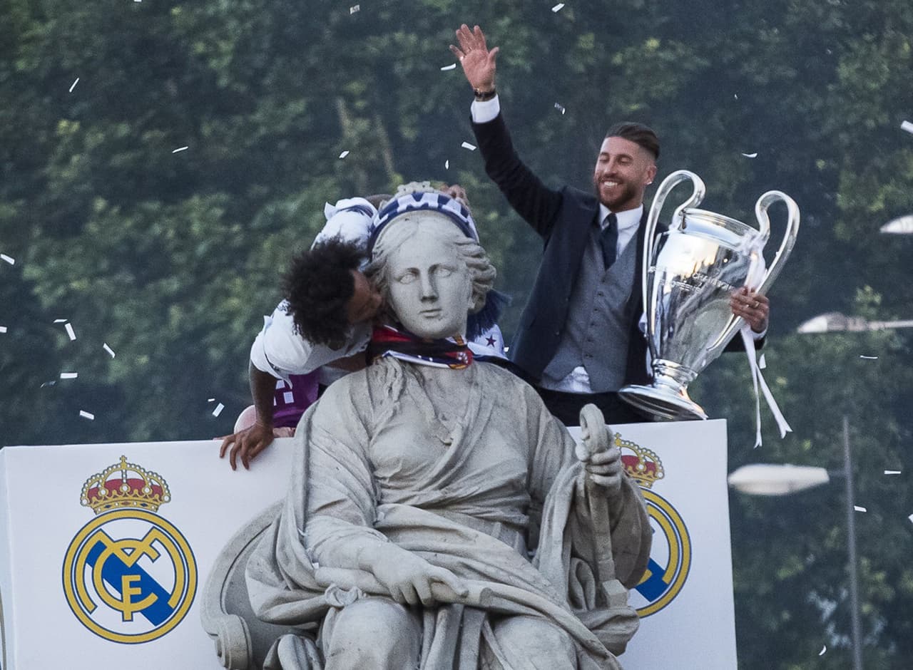 Como es costumbre, la celebración del equipo Merengue culminó en la Fuente de Cibeles frente a miles de aficionados que colmaron las calles de Madrid para seguir de cerca el recorrido del plantel campeón de Europa.