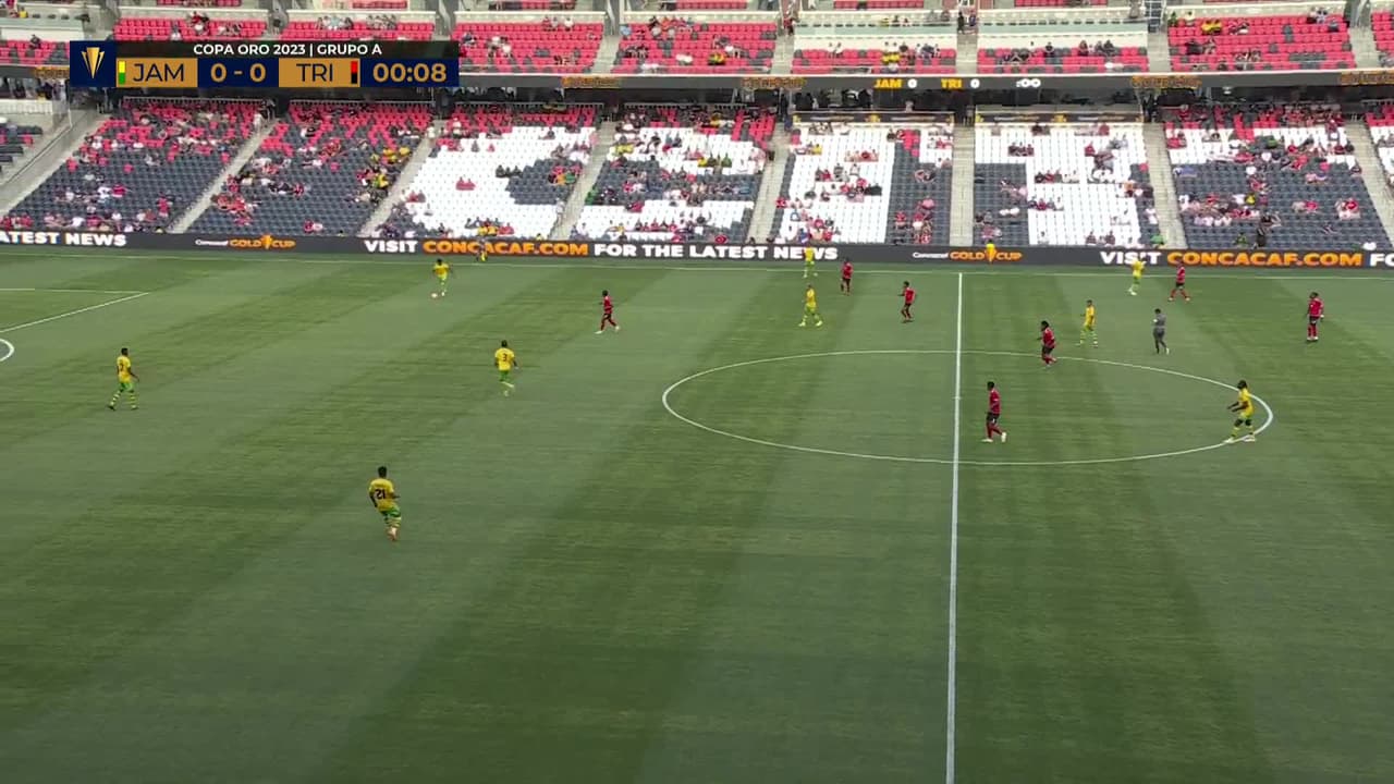 Arranca el partido y la pelota está en juego.