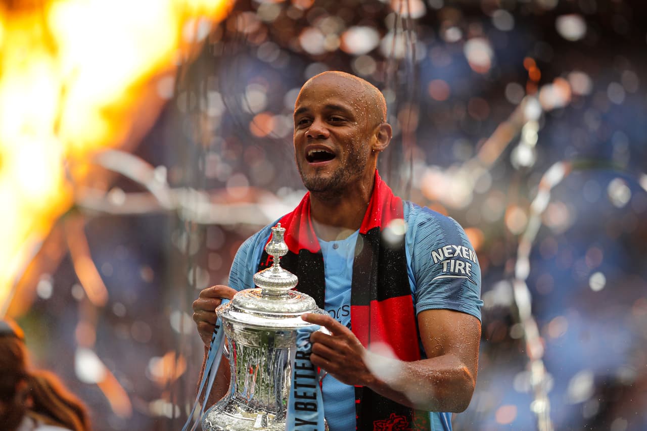 El defensa belga Vincent Kompany se despidió del Manchester City tras 11 temporadas conquistando su cuarta Premier League.