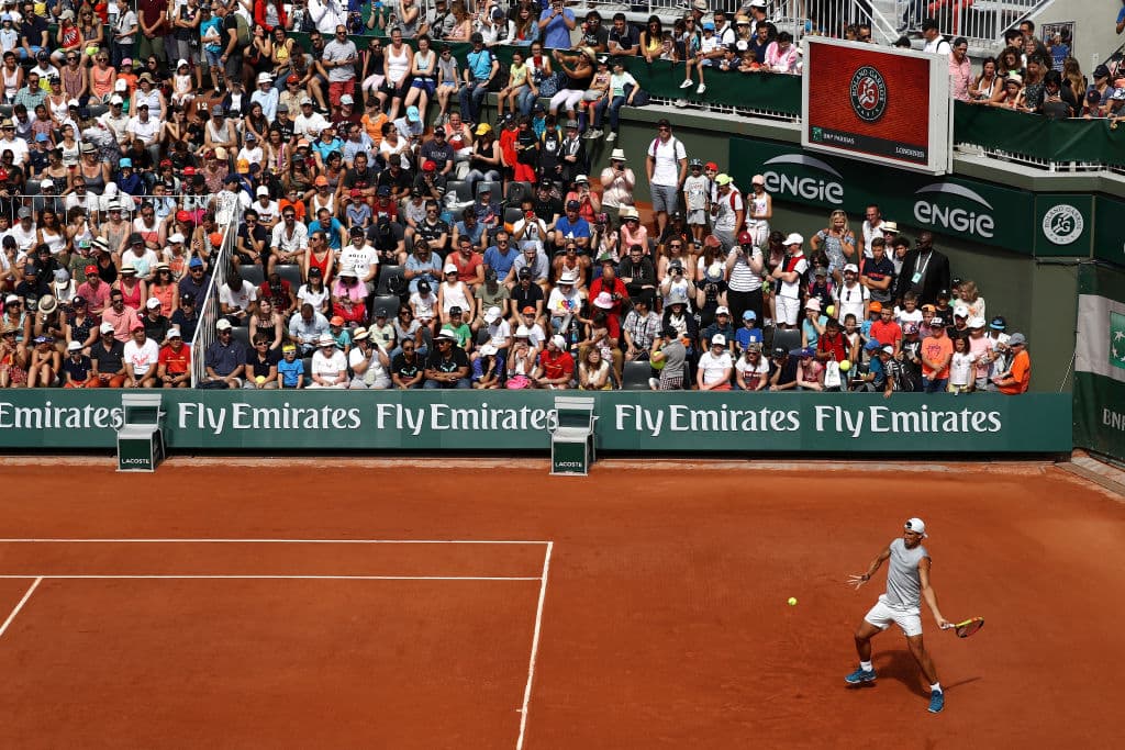 Por historia, facultades y resultados, no hay un rival que se crezca y que se haga tan fuerte en esta superficie como Rafael Nadal. Por encima de él hay que pasar para ganar en este reducto.