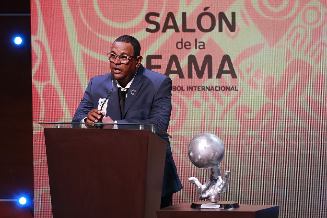 Ronaldinho fue la gran figura de la ceremonia de investidura al Salón de la Fama de la décima generación, en donde los grandes ausentes fueron Raúl González, Roberto Carlos, Fabio Cannavaro y Pia Sundhage.