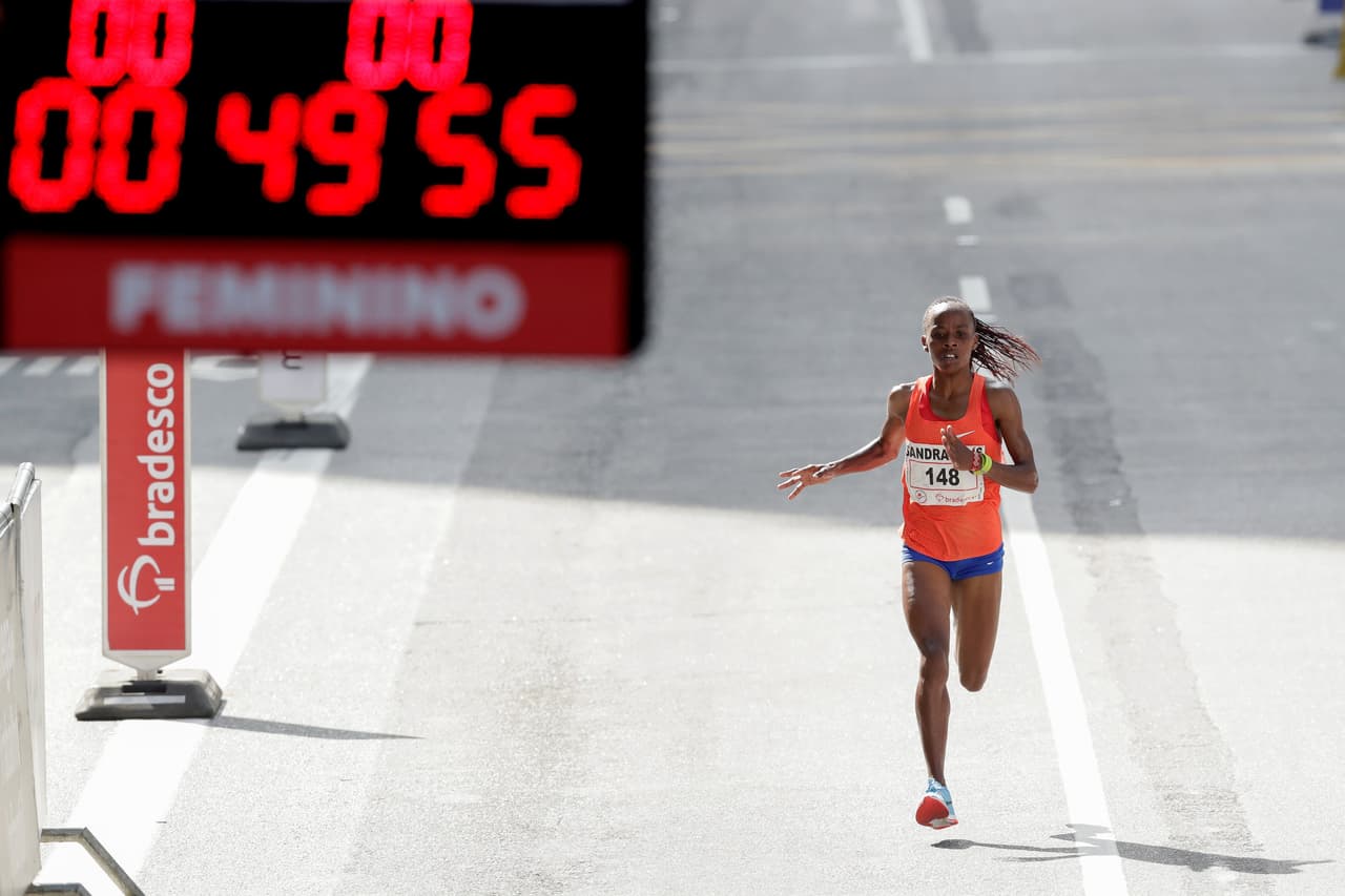 La keniata de 20 años Sandrafelis Tuei ganó en la élite femenil con tiempo de 50 minutos y dos segundos.