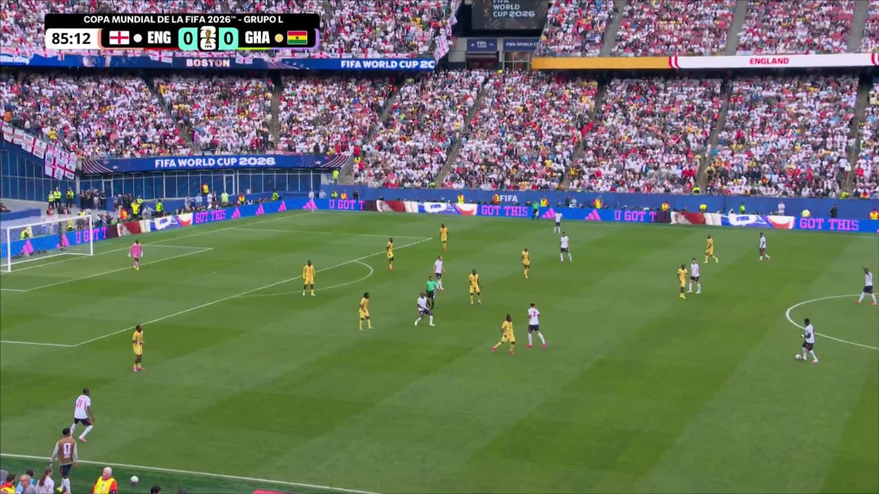 ¡TIRO ATAJADO! disparo por Bukayo Saka.