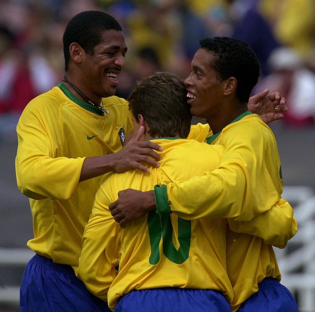 Ronaldinho Gaúcho dio los primeros destellos de su magia en Egipto 1997, donde fue campeón mundial Sub 17. 'Dinho' fue campeón mundial absoluto en Corea-Japón 2002, de la Copa América 2004 y de la Confederaciones Alemania 2005; a nivel de clubes, ganó dos ligas de España con el Barcelona, una de la Serie A con Milan, una Champions League con el Barsa y una Copa Libertadores con Atlético Mineiro.