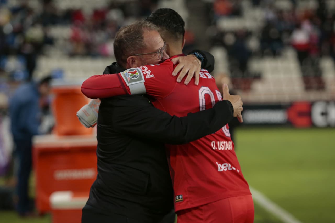 Andrés Lillini y Óscar Ustari se fundieron en un abrazo.