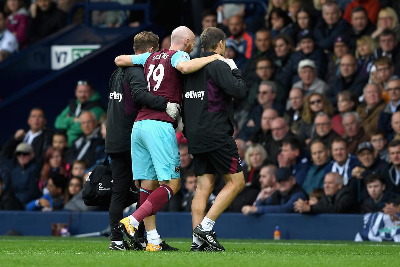 Al minuto 58, no pudo continuar en el campo y salió de esta manera. Con mucho dolor en su pie izquierdo.