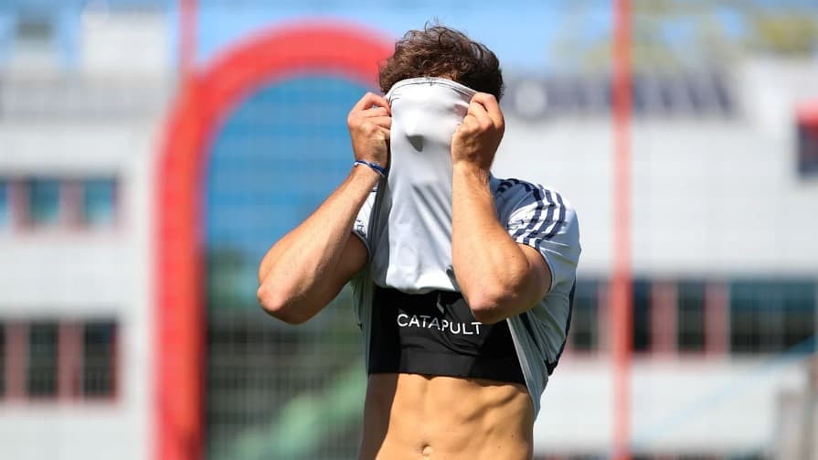 El equipo divido en seis grupos realiza ejercicios de coordinación, carreras de relevos, actividades con pelotas y anillos y, lo mejor, ¡un tiro al blanco gigante!