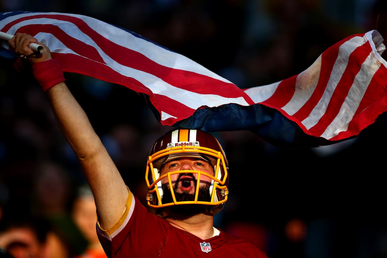 Los outfits, los gritos, las porras, carteles y autógrafos, todo lo que un fan NFL lleva a los partidos.