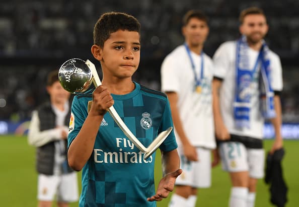 Cristiano Jr. juega con el trofeo que recibió su padre tras la victoria del Real Madrid en el mundial de Clubes EAU 2017