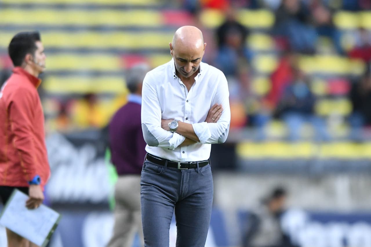 Ayestarán se muestra intranquilo pues su equipo tuvo un primer tiempo paupérrimo.