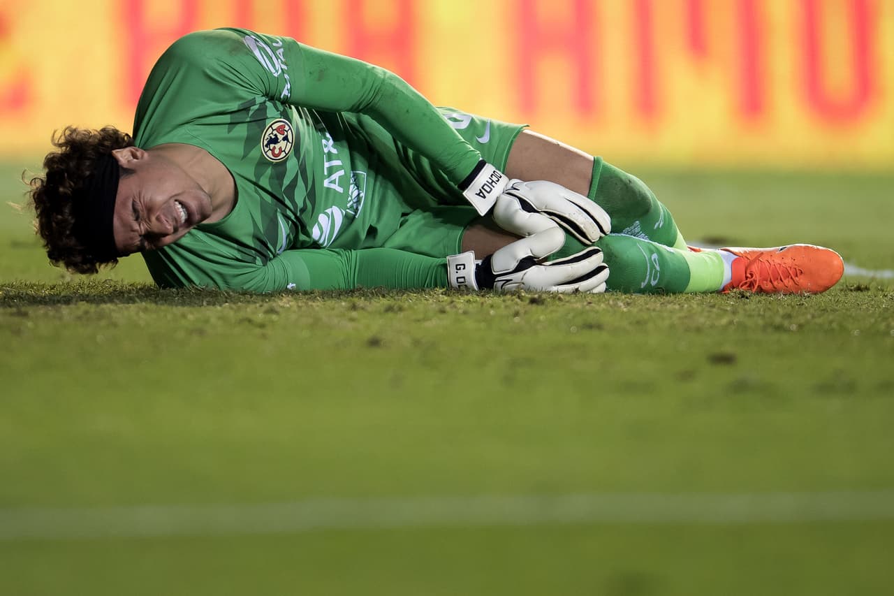 El dolor de Paco Memo Ochoa, ¿será la rodilla o la derrota con dos goles encajados?