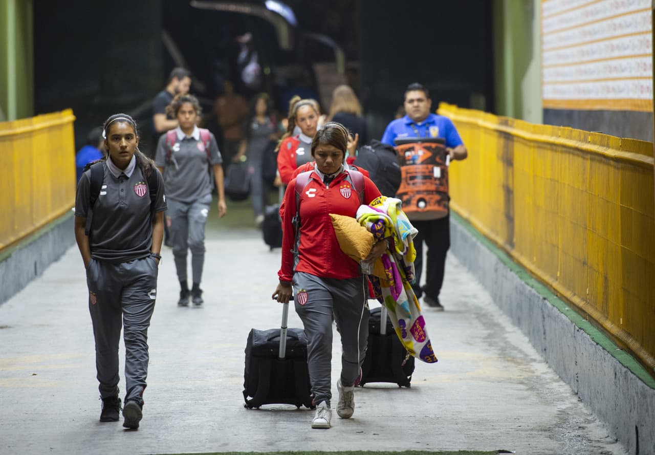 Las Centellas arribaron 30 minutos antes de que iniciara el partido.