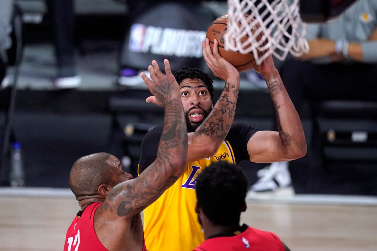 Los Lakers derrotan a los Rockets 110-100 en el juago cuatro y se quedan a una victoria de llegar a la final de conferencia.
