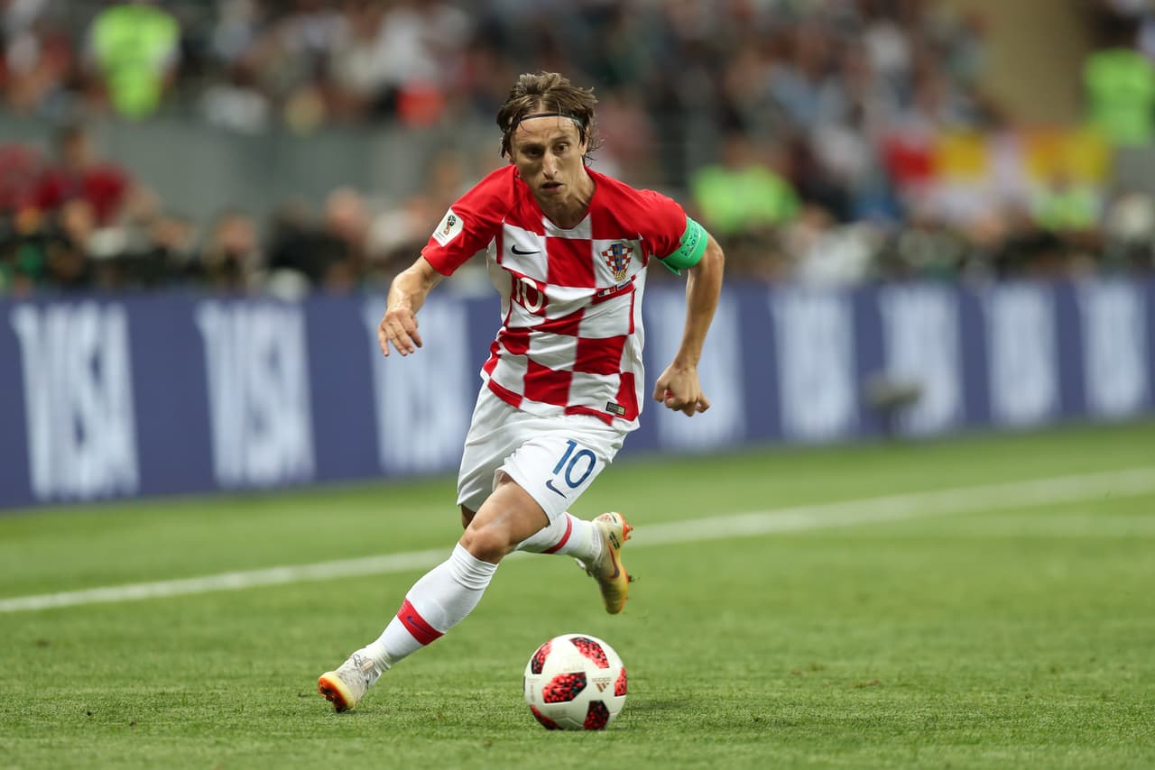 Luka Modric ganó la Liga de Campeones con el Real Madrid y fue pieza clave para que Croacia llegara a la final del Mundial Rusia 2018. El croata es uno de los tres finalistas para ganar el premio.