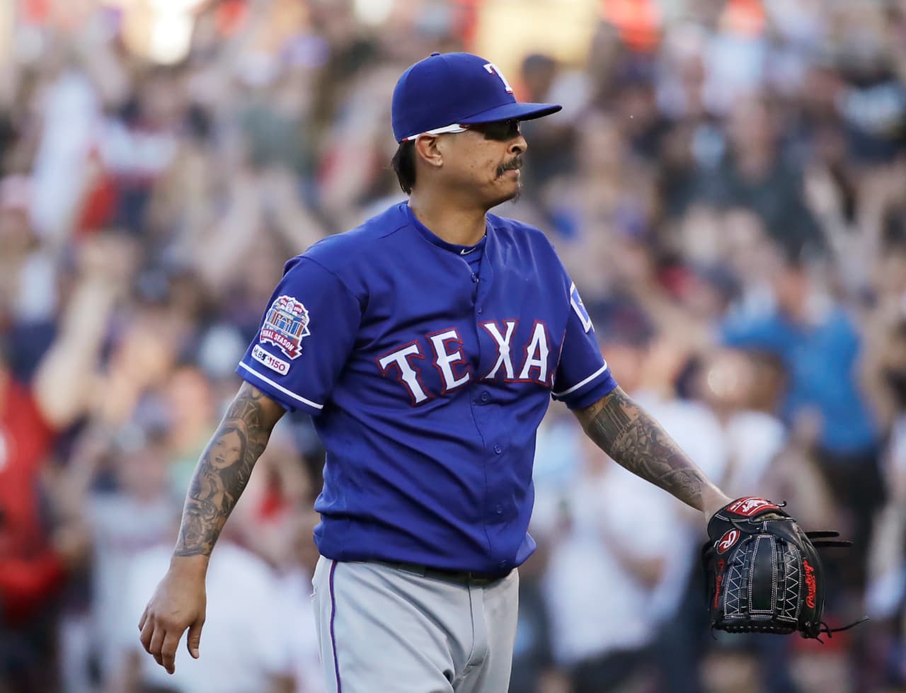 Boston remontó contra el relevista Jesse Chávez (2-1) en la novena entrada tras permitir que los Rangers empataran en la octava con una carrera sucia.