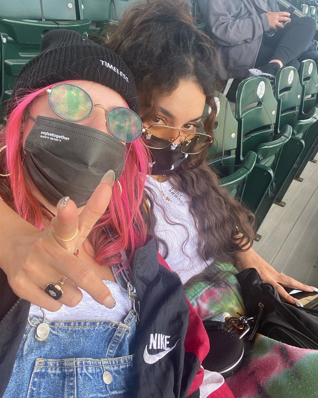 "¿Te gustan los deportes? Porque a nosotros si", subtituló la foto.