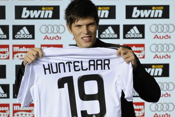 El holandés Klaas Jas Huntelaar duró poco en el Real Madrid, pero su traspaso le costó a los merengues 20 millones de euros en su momento.