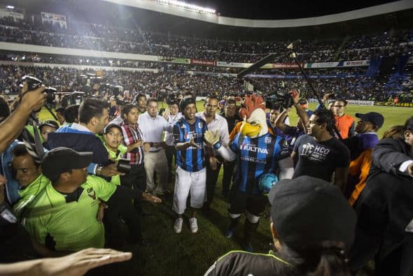 Al medio tiempo del duelo entre Querétaro y Puebla, Ronaldinho fue presentado a la afición de gallos. El brasileño fue vitoreado a pesar de no jugar.