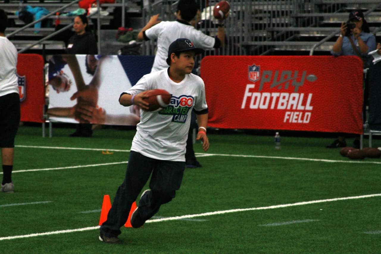 Anthony Muñoz, miembro del Salón de la Fama desde 1998, compartió su experiencia con niños y jóvenes de Houston en el lunes previo al Super Bowl LI.