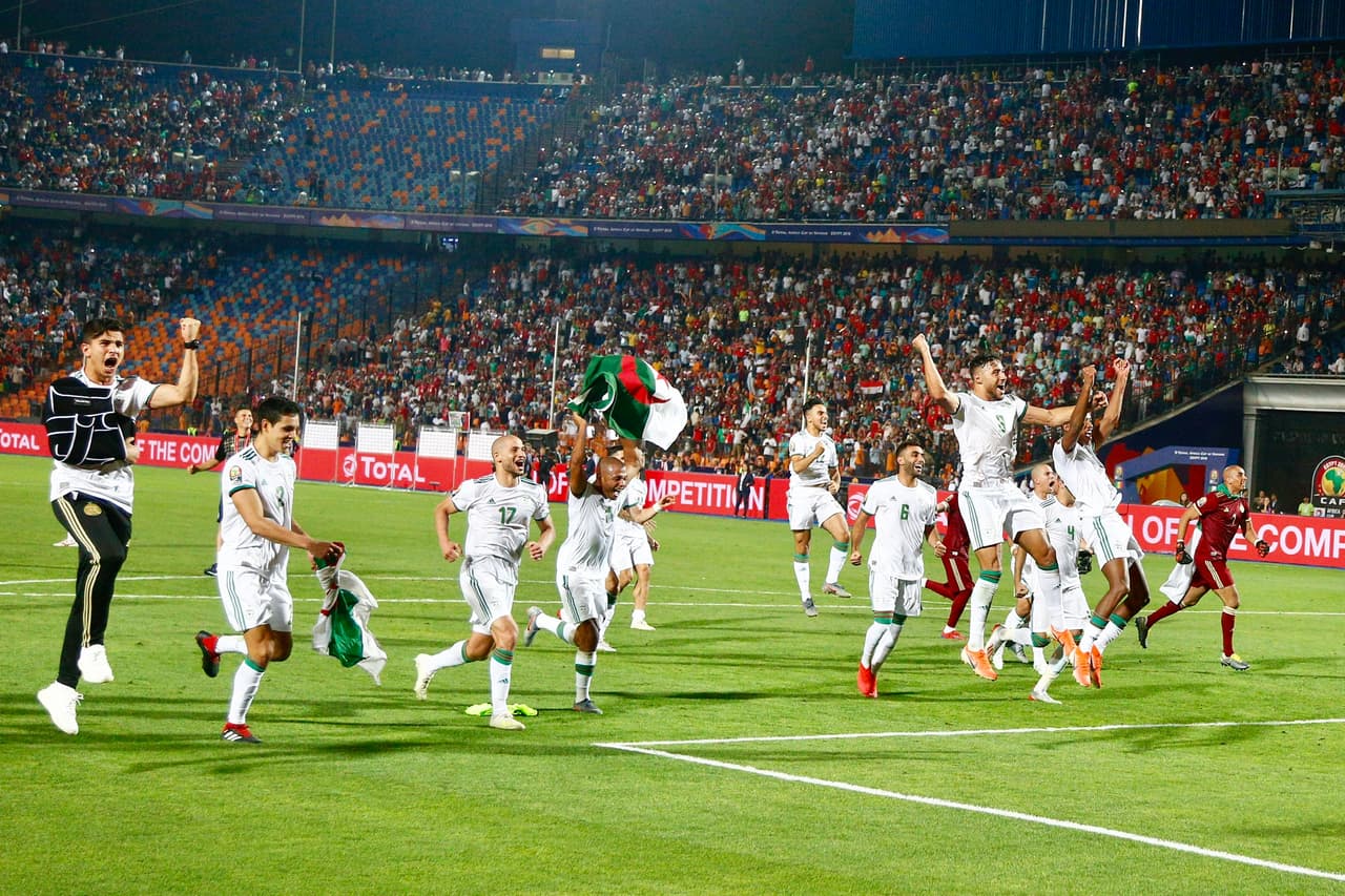 Los festejos de 23 futbolistas argelinos en El Cairo desataron la locura en Francia y Argelia, a ambos lados del mar Mediterráneo.