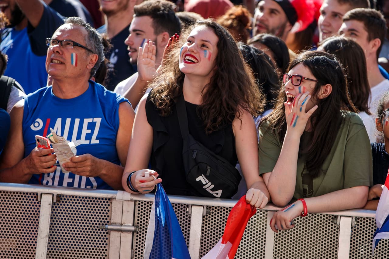 Las fanáticas de Francia y Bélgica en el primer partido de semifinal de Rusia 2018 le dieron un color especial a la definición del finalista.