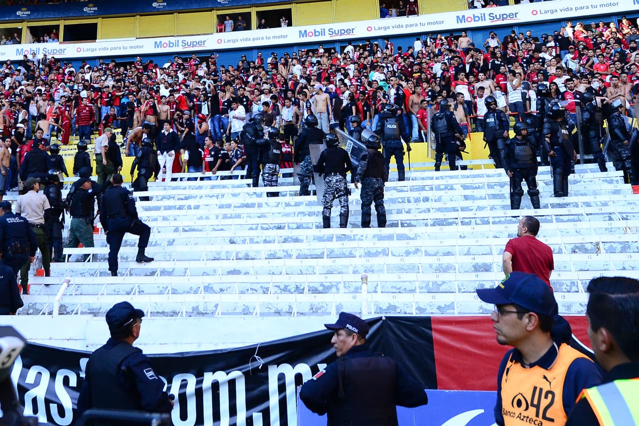 La fuerza pública tuvo que dirigirse a las tribunas para controlar los desordenes que generaron los barristas en el estadio Jalisco.