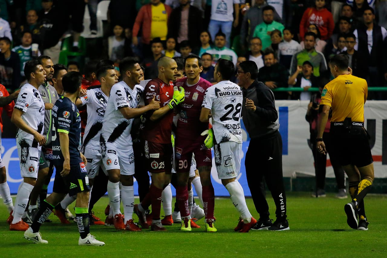 La frustración de los Esmeraldas fue apilándose hacia la recta final del partido, debido a la infructuosa capacidad de resolver de cara a gol y por la táctica defensiva a ultranza de Xolos.