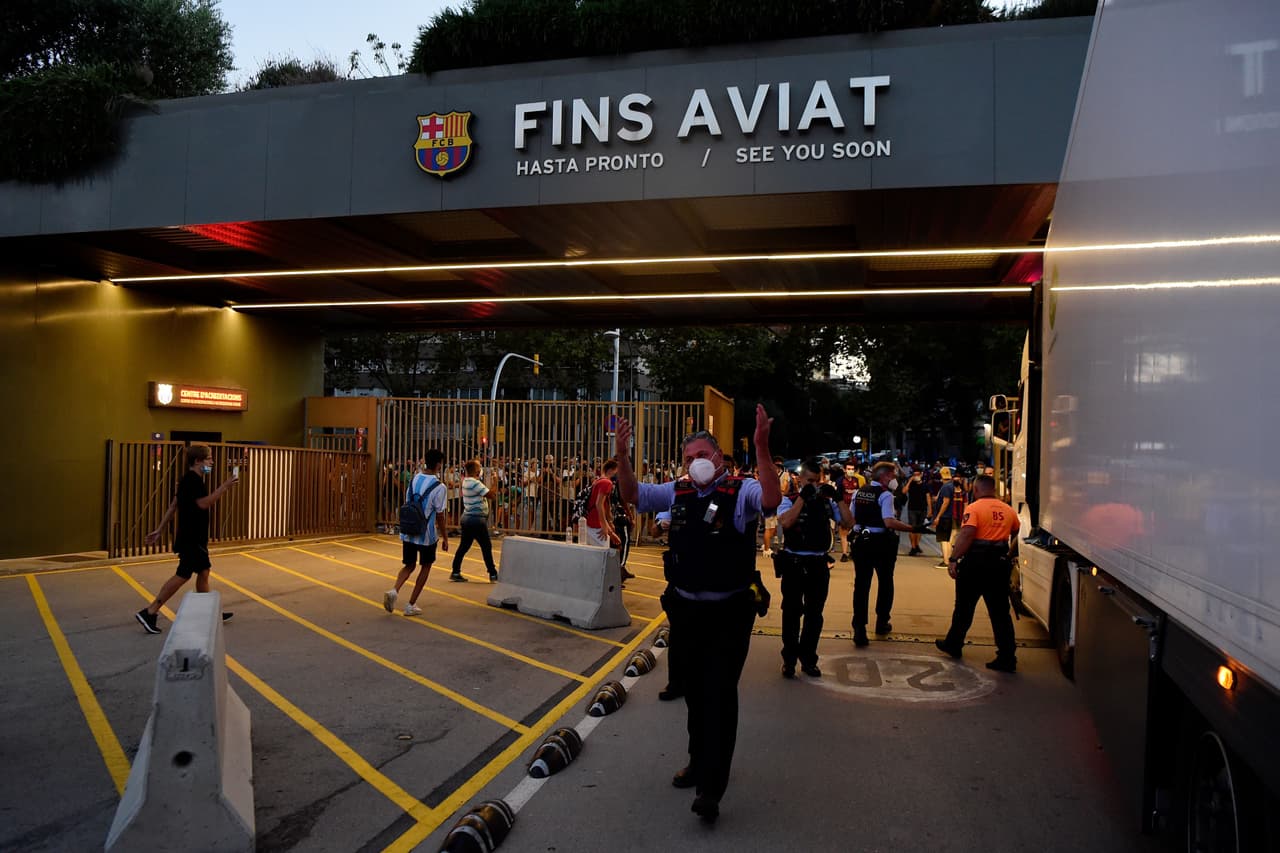 Aficionados ingresan de forma violenta a Camp Nou