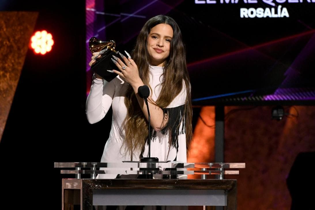 Rosalía recibió el GRAMMY al Mejor álbum de rock latino, urbano o alternativo por su producción 'El mal querer'.