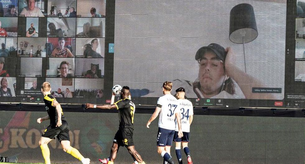 <b>¿Aburrido o atento?</b>
<br>- La tecnología ha venido al mundo desde haace varios años para otorgr muchas comodidades, ha traido ventajas para que la humanidad se mantenga 'conectada', pero también es cierto que, existen partes escenciales donde es totalmente necesaria la presencia humana, como lo es en un estadio de futbol.
<br>- Además, definitvamente no pones la misma atención al deporte, la tecnología suele distraer y distorsiona por completo la realidad.