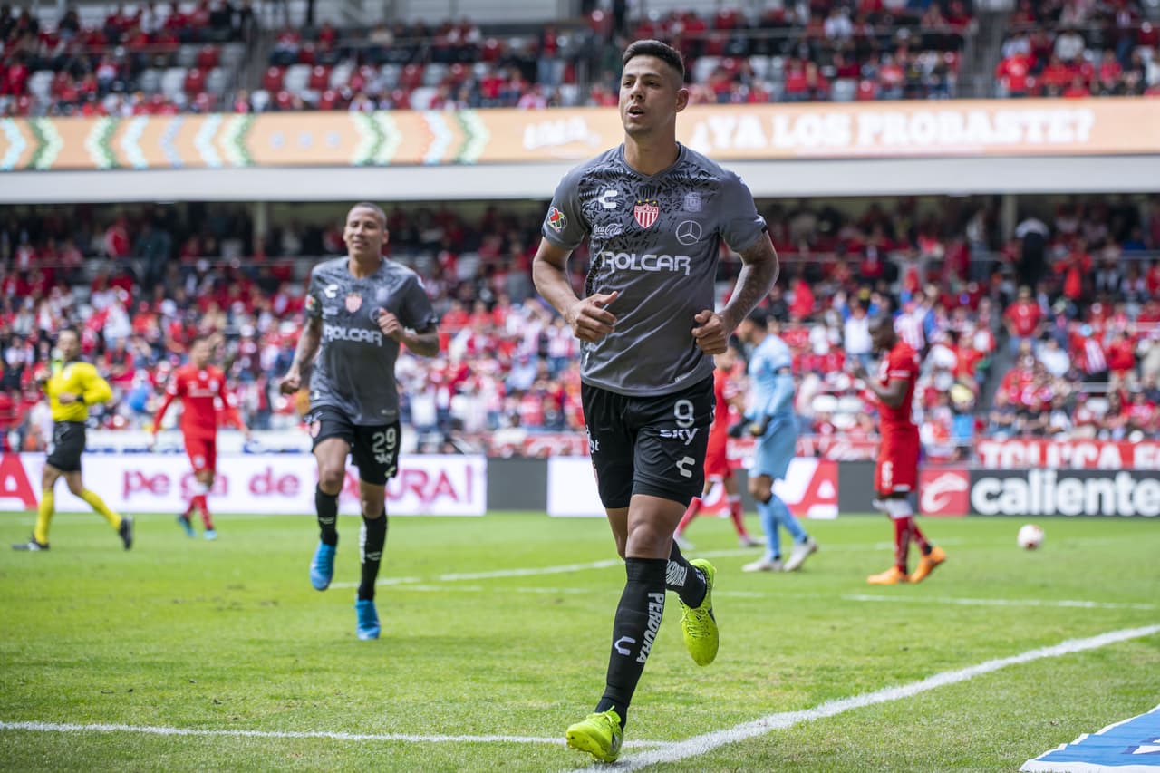 Asimismo, aquella vez, en dos enfrentamientos cayeron 5 goles en los juegos de Toluca 2-3 Necaxa y Santos 3-2 León.