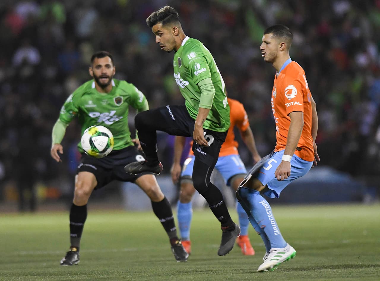 El equipo fronterizo estaba brindando un gran esfuerzo pero el América era un hueso muy duro de roer aunque empezaron a encimar a los capitalinos.